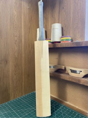 OVER 50% Off RRP! Grade 2- junior size 6 -Sub Grade - Mid-Middle 2lb 2oz Bat#1842 - Save £85.00!