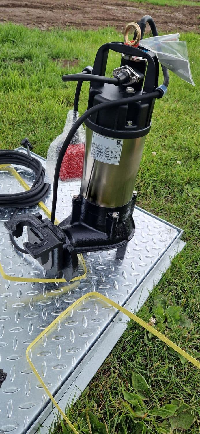 Hippo 100 Heavy duty sewage submersible pump Horizontal Outlet 11m