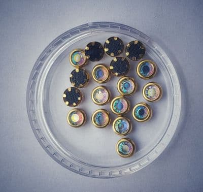 Rhinestones in metal frame 4mm 20pcs