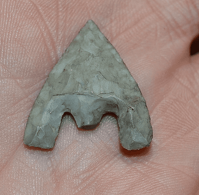 A good sized and excellent Early Bronze age Barbed & Tanged flint arrowhead from Wessex (AH17) SOLD