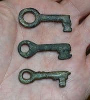 A nice group of 3 x assorted Medieval bronze casket keys, Yorkshire. SOLD