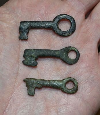 A nice group of 3 x assorted Medieval bronze casket keys, Yorkshire. SOLD
