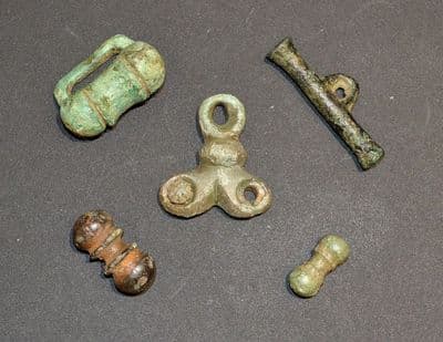 A nice group of 5 x assorted Iron Age /  Celtic bronze Toggles & mounts, Cambridgeshire