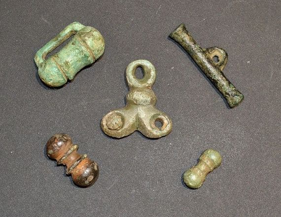 A nice group of 5 x assorted Iron Age /  Celtic bronze Toggles & mounts, Cambridgeshire