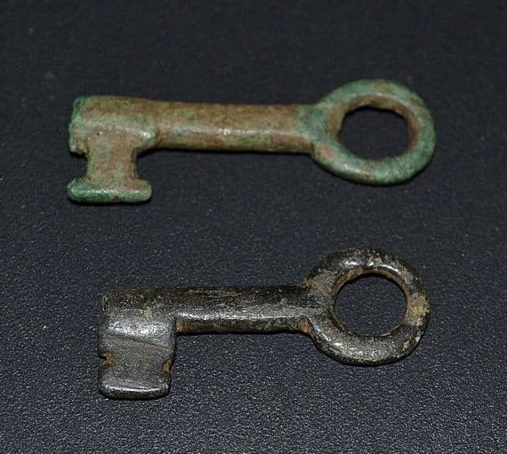 A nice pair of assorted Medieval bronze casket keys, Yorkshire. SOLD