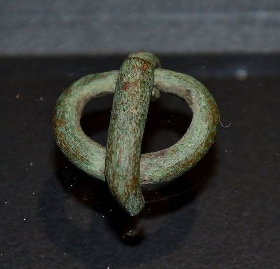 A pleasant Early Anglo Saxon bronze buckle with pin, Oxfordshire.