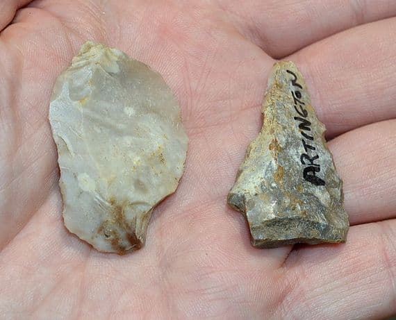 A pleasant Neolithic flint scraper and small serrated saw blade, Artington, Hants.