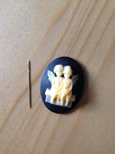 Love Angels Cameo Needle Minder