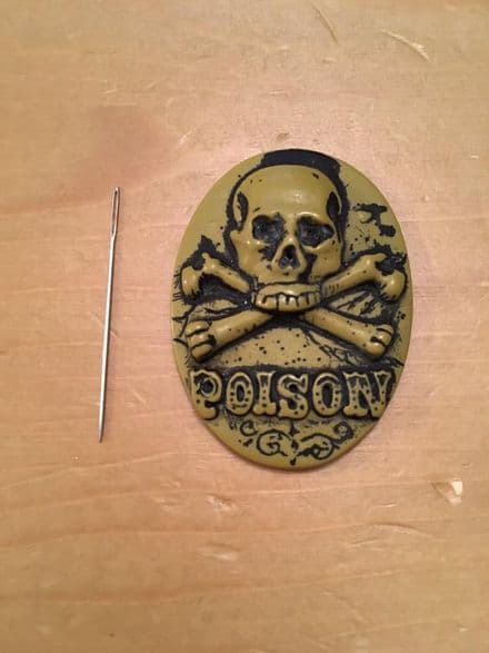 Poison Cameo Needle Minder