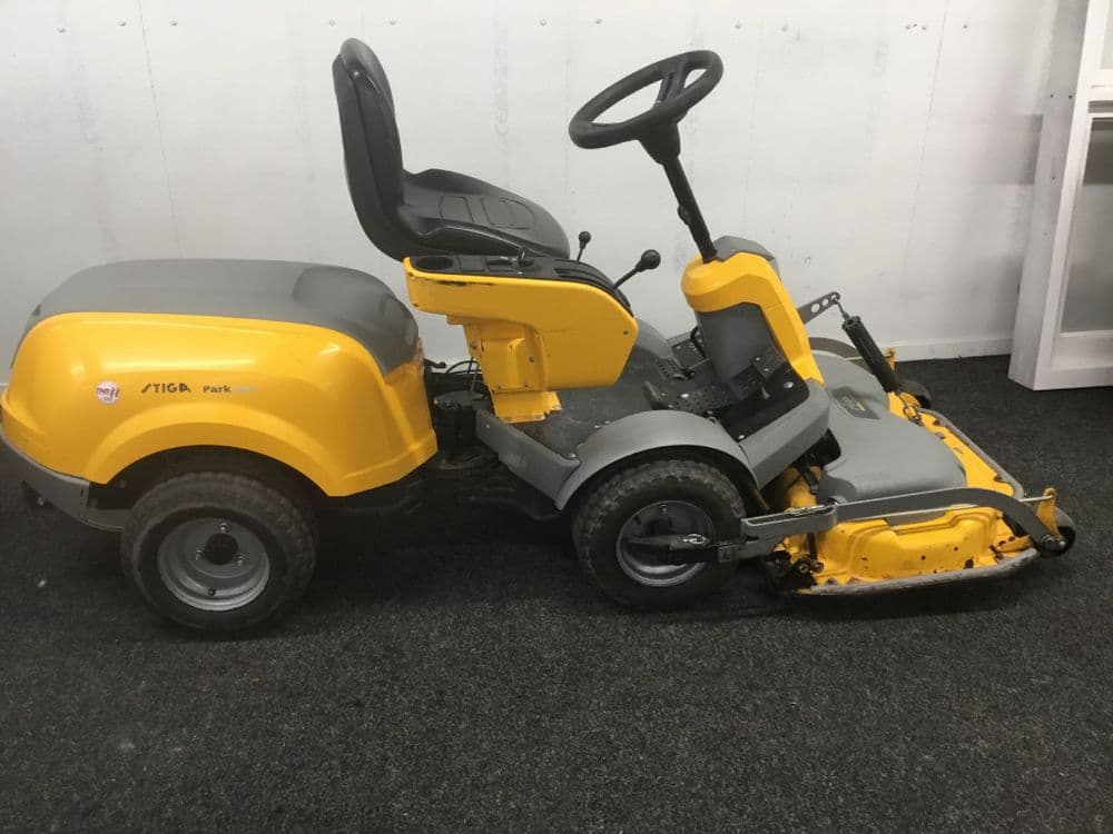 ****SOLD ******STIGA PARK  520P  Ride on mower