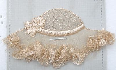 EMBROIDERED APPLIQUE MOTIF - CREAM HAT