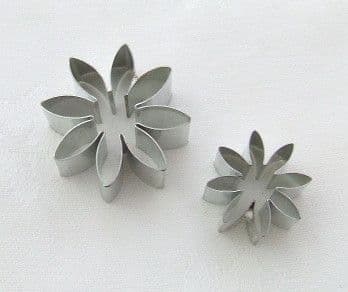8 Petal Daisy Cutters set of 2