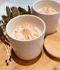Luxury Soy Candle with Daisy Flower – White Ribbed Jar with Wooden Lid (30cl) - Citronella Fragrance