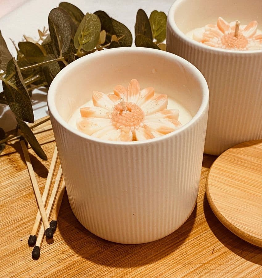 Luxury Soy Candle with Daisy Flower – White Ribbed Jar with Wooden Lid (30cl) - Citronella Fragrance