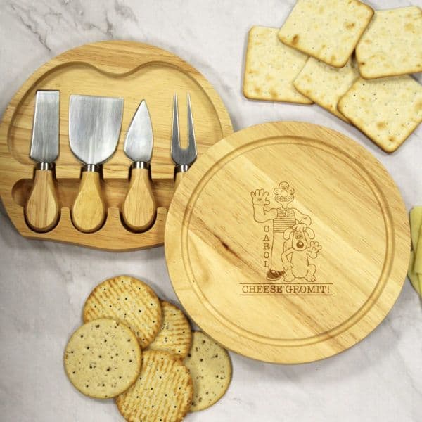 Wallace & Gromit Personalised Cheese Board Gift Set. A great gift idea for Cheese lovers and fans of Wallace & Gromit.
