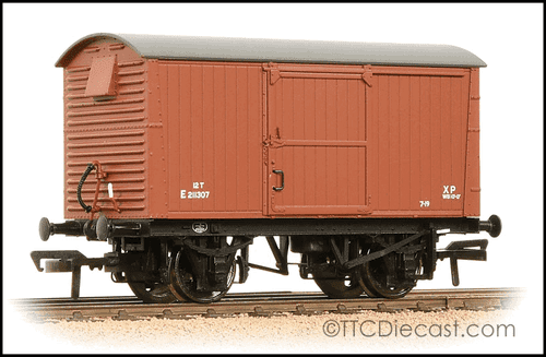 Bachmann 38-382 12 Ton Vent' Fruit Van Corrugated Ends BR Baux (Early), OO Gauge *LAST FEW*