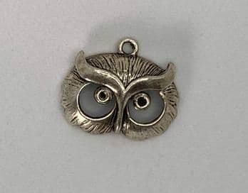 Owl charm / pendant. 23mm x 20mm silver tone