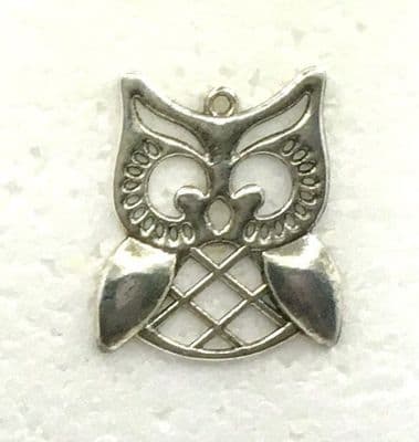 Owl charm / pendant. 30mm x 27mm silver tone
