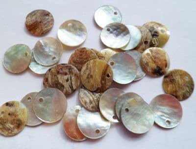 Shell Pendant x 30. 13mm. Brown/Pearl.