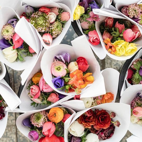 Ανοιξιάτικο μπουκέτο με διάφορα λουλούδια.