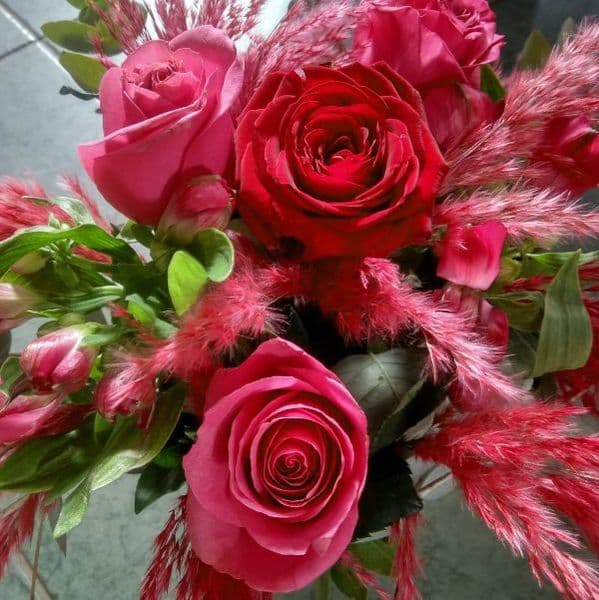 ΜΠΟΥΚΕΤΟ ΜΕ ΤΡΙΑΝΤΑΦΥΛΛΑ ΚΑΙ PAMPAS GRASS