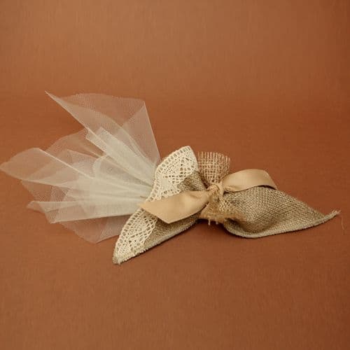 Burlap and cotton lace favour / Μπομπονιέρα λινάτσα και βαμβακερή δαντέλα