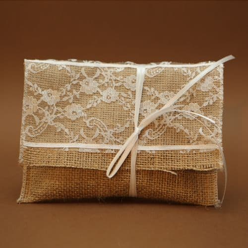 Burlap envelope with lace favour / Μπομπονιερα φάκελος με δαντέλα