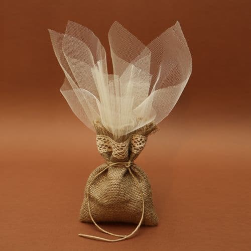 Burlap tulle and cotton lace favour / Μπομπονιέρα απο λινάτσα βαμβακερή δαντέλα και τούλι