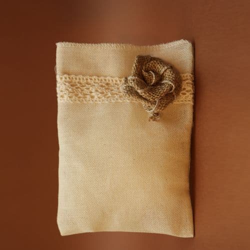 Gauze cotton lace and burlap flower favour / Μπομπονιέρα απο γάζα με βαμβακερή δεντέλα