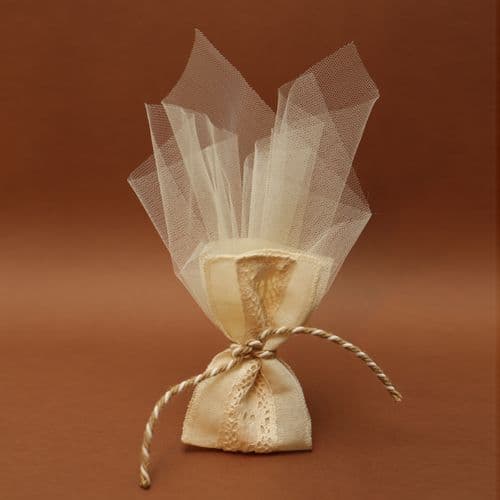 Gauze with cotton lace favour / Μπομπονιέρα απο γάζα με βαμβακερή δαντέλα