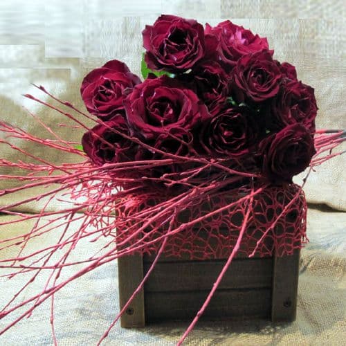 Red roses in a wooden pot / Κόκκινα τριαντάφυλλα μέσα σε ξύλινο καφάσι