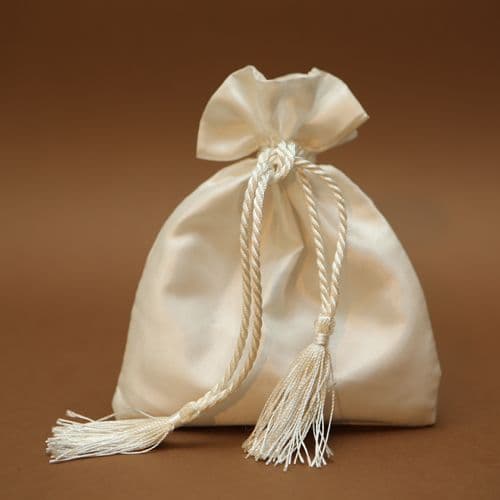 Satin pouch favour / Μπομπονιέρα εκρού σατέν πουγκί