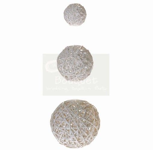 White wooden balls set of 3 / Λευκές ξύλινες μπάλες σετ των 3