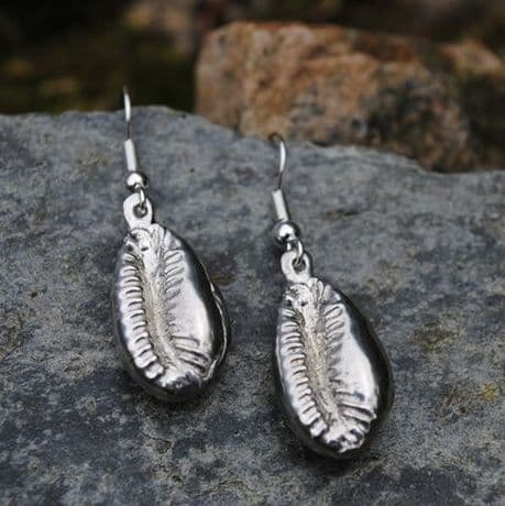 Cowrie shell earrings E109
