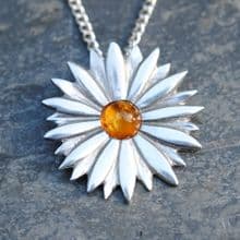 Daisy pendant necklace with amber P24