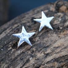 Hammered star stud earrings E73
