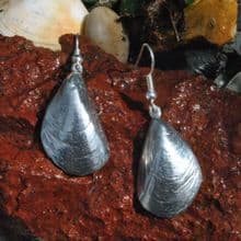 Mussel shell earrings E107