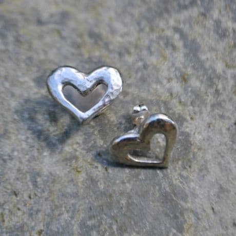 Pierced heart studs E104