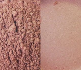 Kolor: BRONZE SHIMMER, BRONZER zapakowany jest w 30ml słoiczek z sitkiem (4.5g)