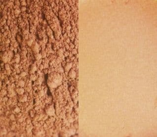 Kolor: SUNKISSED SHIMMER, BRONZER zapakowany jest w 30ml słoiczek z sitkiem (4.5g)