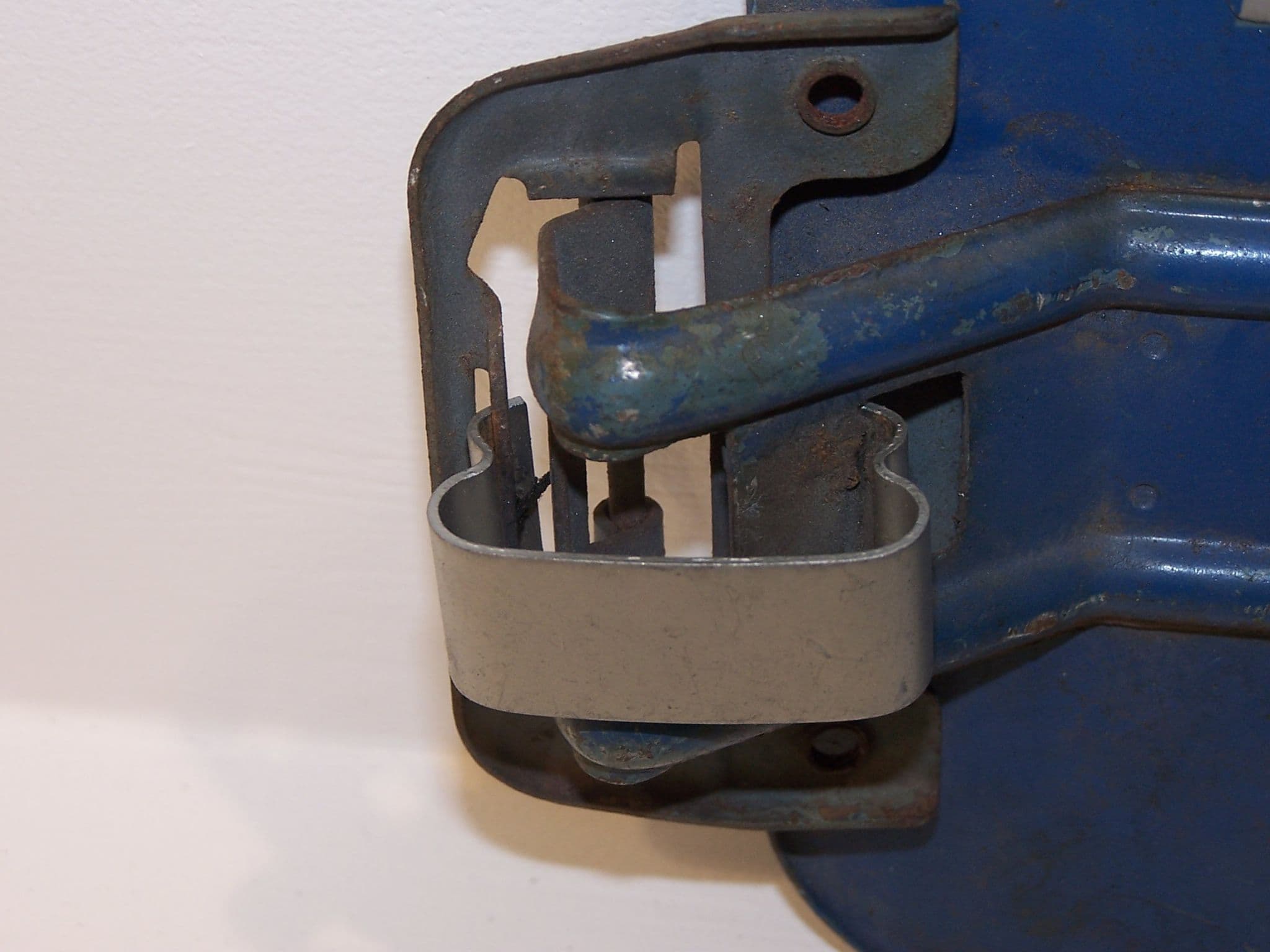 Fuel flap spring T2 6871