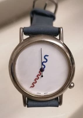 Crazy hands Squiggly lines design quartz