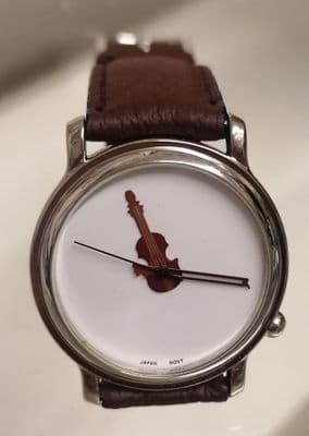 Crazy hands Violin design quartz