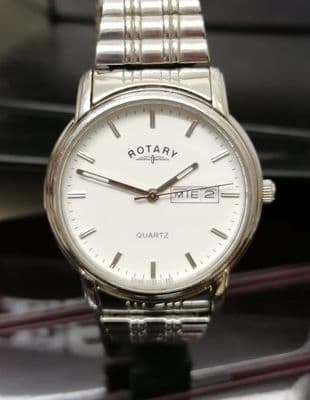 Rotary day date quartz