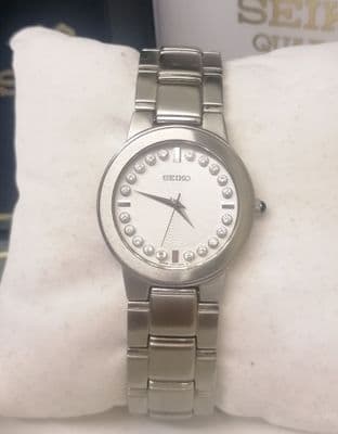 Seiko V701-2L30 all stainless quartz