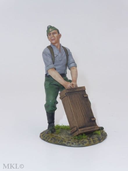 THOMAS GUNN ACCPACK023 – WW2 – German Artillery Soldier Pulling Wooden Crate
