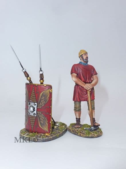 THOMAS GUNN ROM085A - Roman Empire - Legionnaire with Pick Axe (Red Shield)