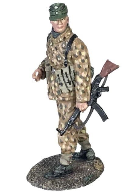 WB25159 German Waffen SS Grenadier with StG-44 Turning 1944-45