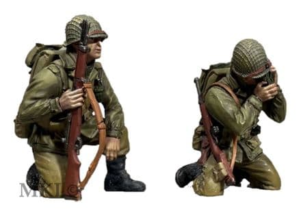 WB25307 - "Reporting In" U.S. Infantrymen Kneeling