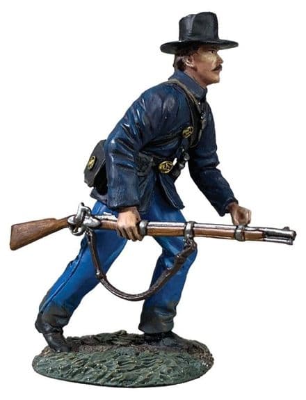 WB31343 - Federal in Sack Coat and Felt Hat Advancing at Trail